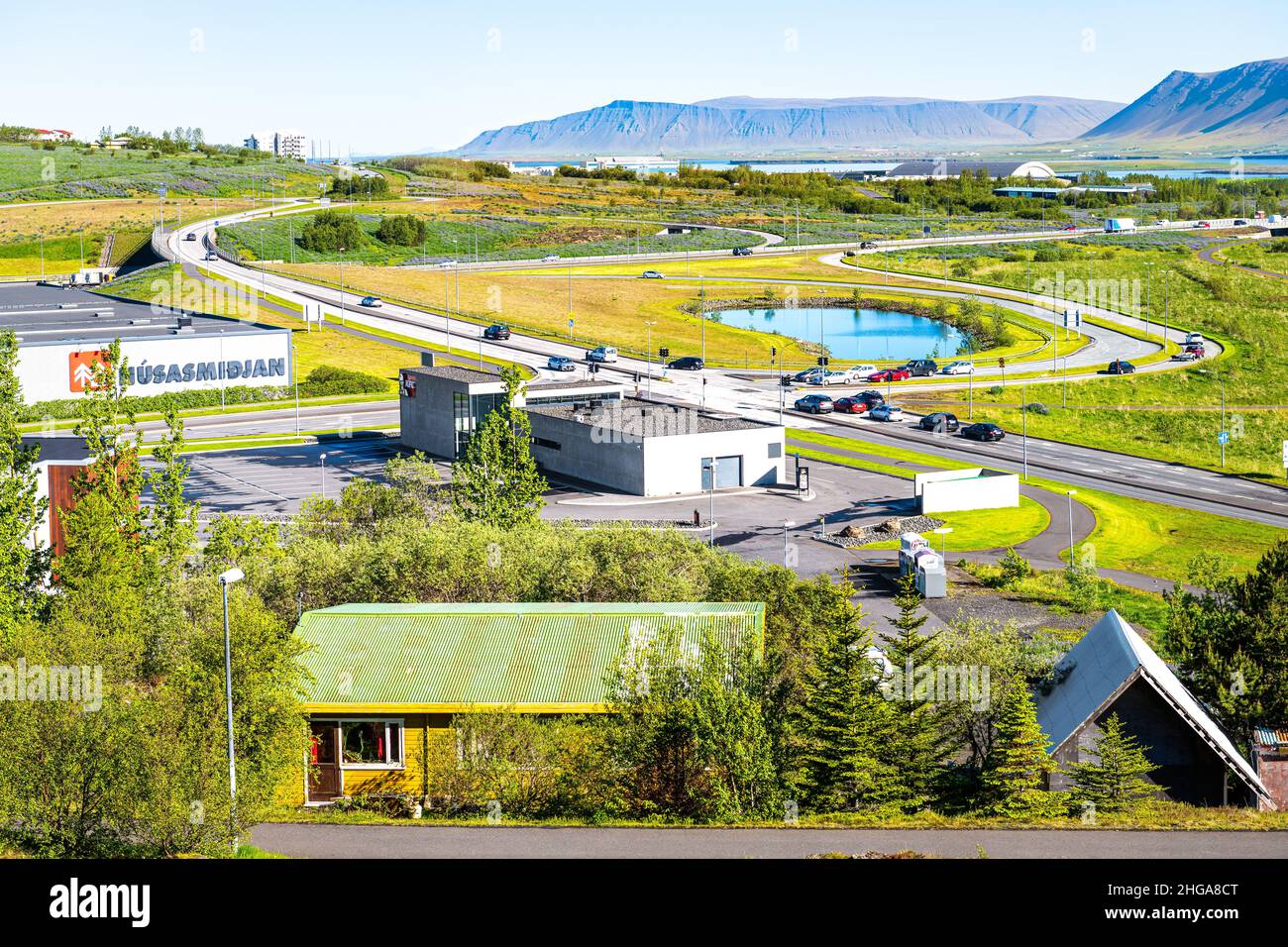 Reykjavik, Islanda - 20 giugno 2018: Vista aerea di Grafarvogur Reykjavik periferia edifici della capitale in estate con auto su autostrada ro Foto Stock