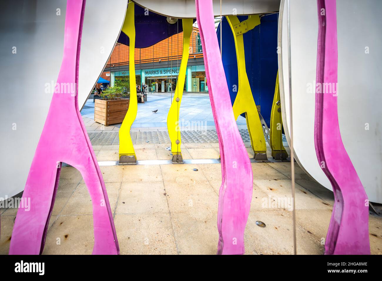 Londra, UK - 21 giugno 2018: Negozio di alimentari Marks & Spencer incorniciatura di installazioni artistiche colorate in plaza vicino alla stazione metropolitana Victoria Foto Stock