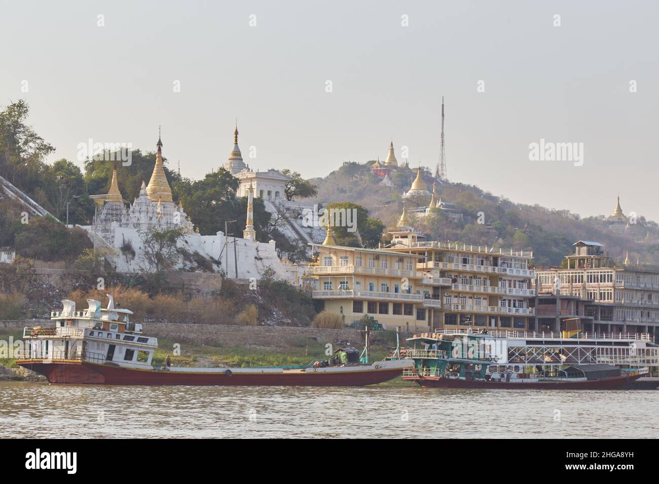 Mandalay visto dal fiume Irrawaddy Foto Stock