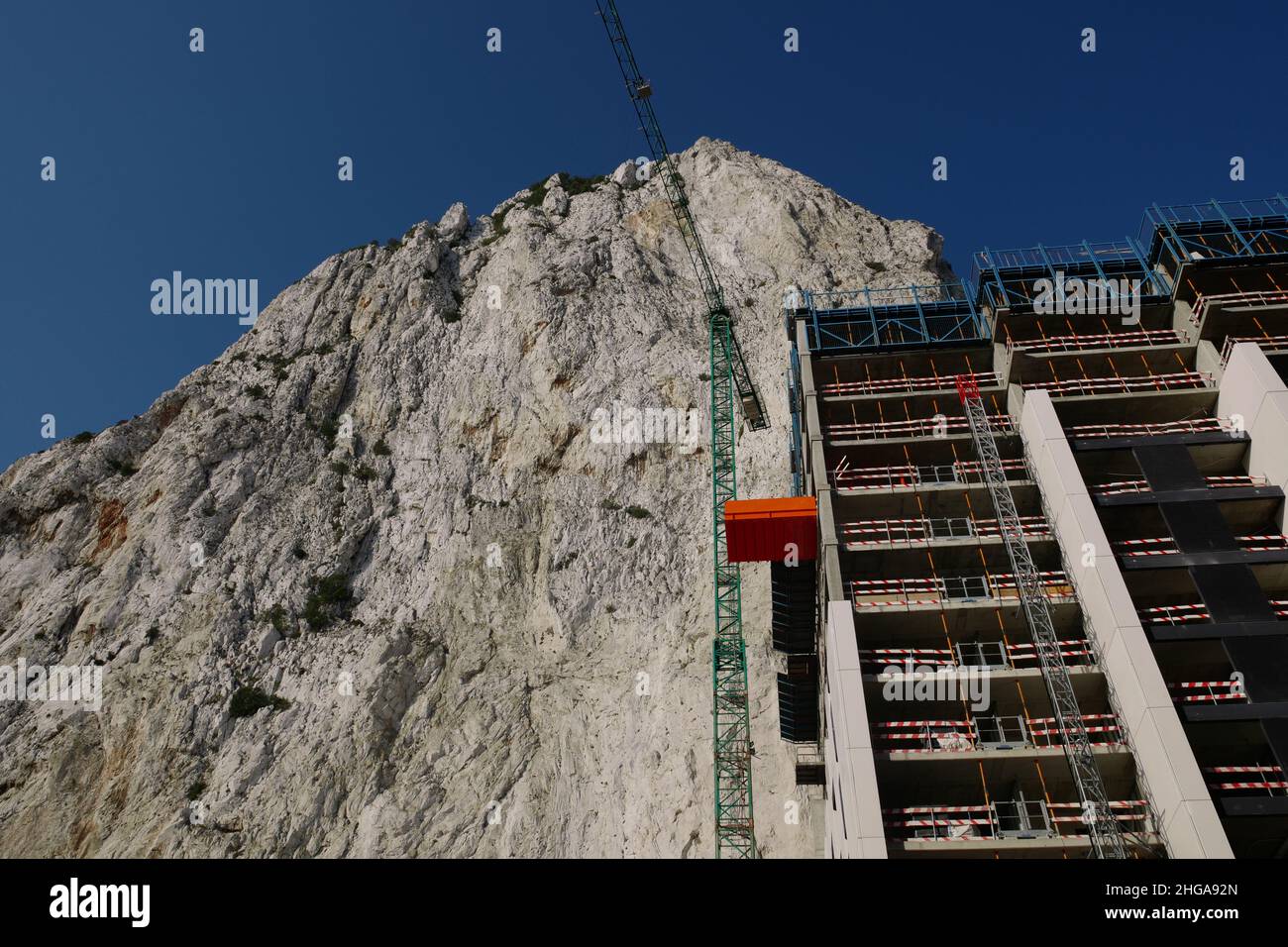 La Rocca di Gibilterra e i lavori di costruzione visti da Devil's Tower Road, Gibilterra, luglio 2021 Foto Stock