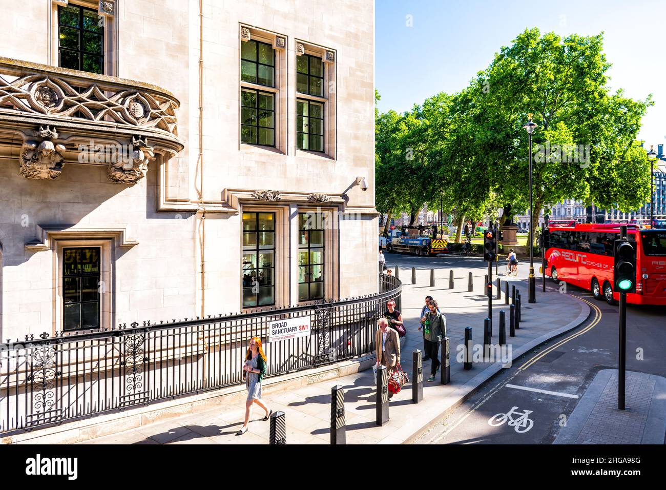 Londra, UK - 22 giugno 2018: Bus pov ad alto angolo sulla strada di Broad Sanctuary Street con persone a piedi e architettura storica in estate giorno di sole Foto Stock