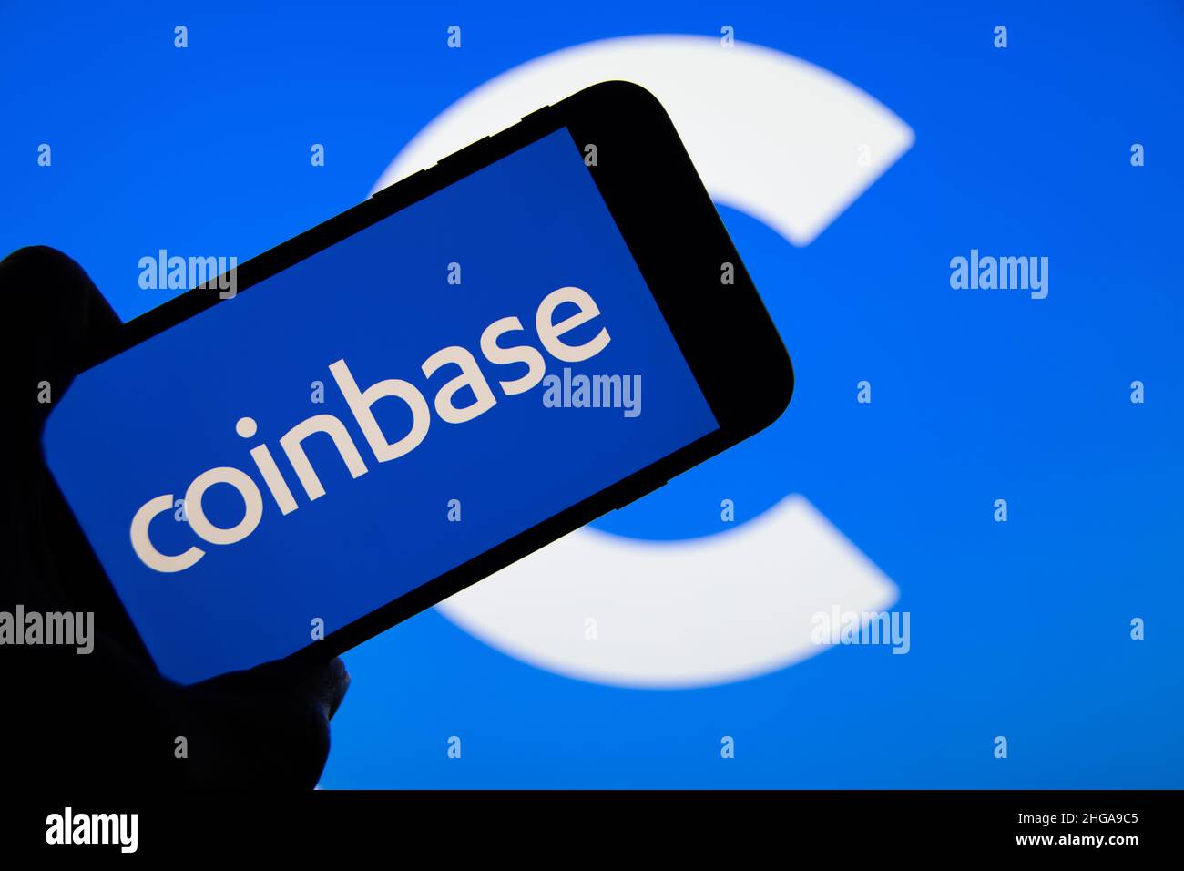 Rheinbach, Germania 11 novembre 2021, il logo del marchio della piattaforma commerciale per la criptovaluta 'Coinbase' in esposizione di uno smartphone. Foto Stock