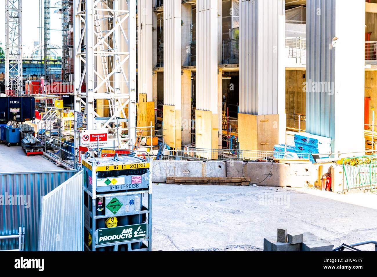 Londra, Regno Unito - 22 giugno 2018: Vista ad angolo alto sulla strada di York a Londra Waterloo con i lavoratori edili in cantiere ponteggi segnaletica di avvertimento da Modern Foto Stock