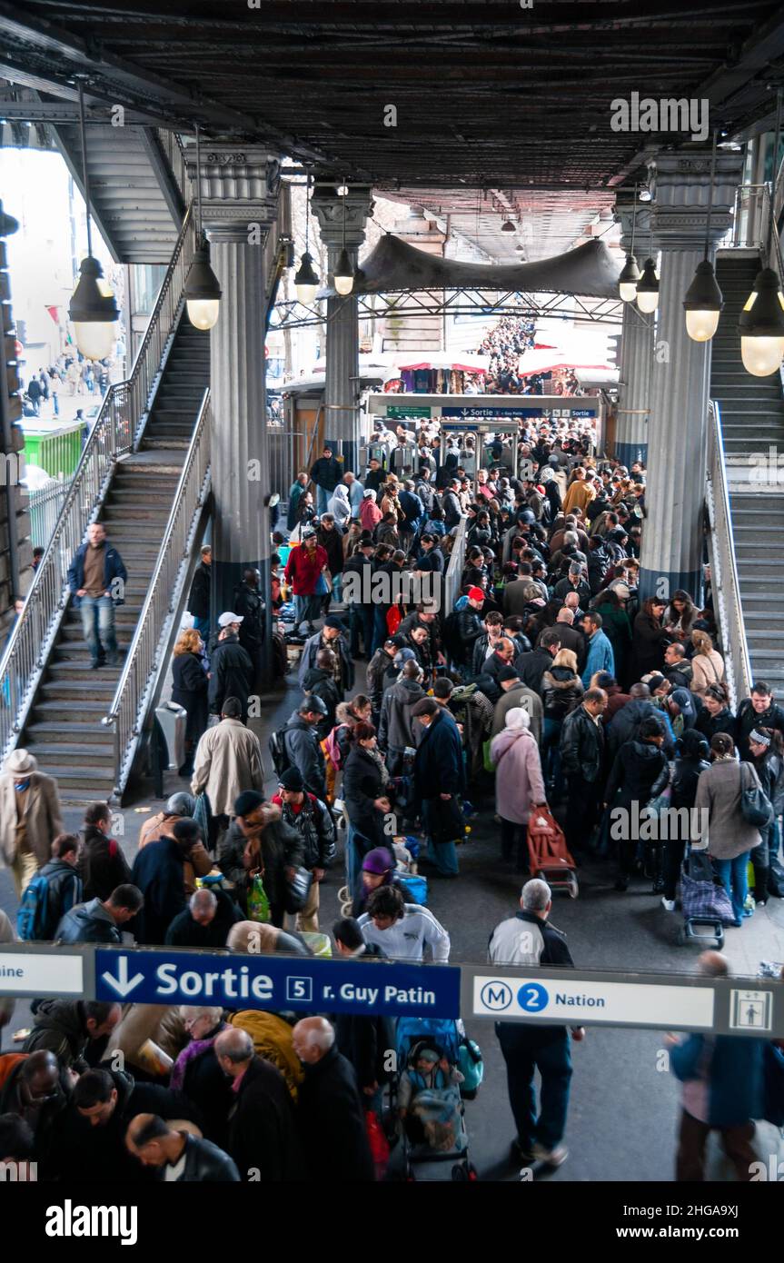 Stazione metro 5 Rue Guy Patin con grandi colonne scanalate e doppia scala a Parigi, Francia. Foto Stock