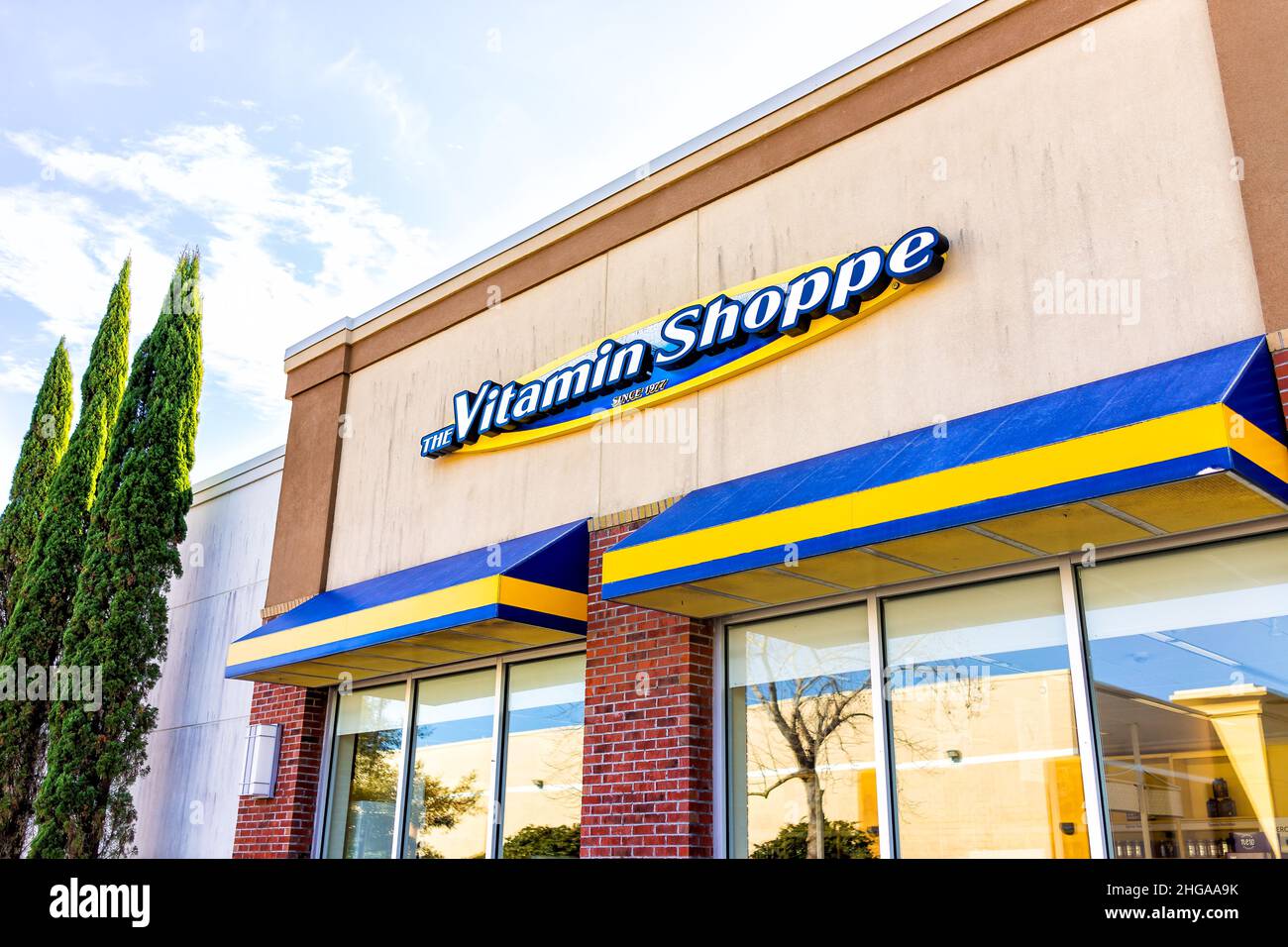 Myrtle Beach, USA - 8 febbraio 2021: Facciata esterna del negozio di Vitamin Shoppe segno in South Carolina vendere integratori per la salute Foto Stock