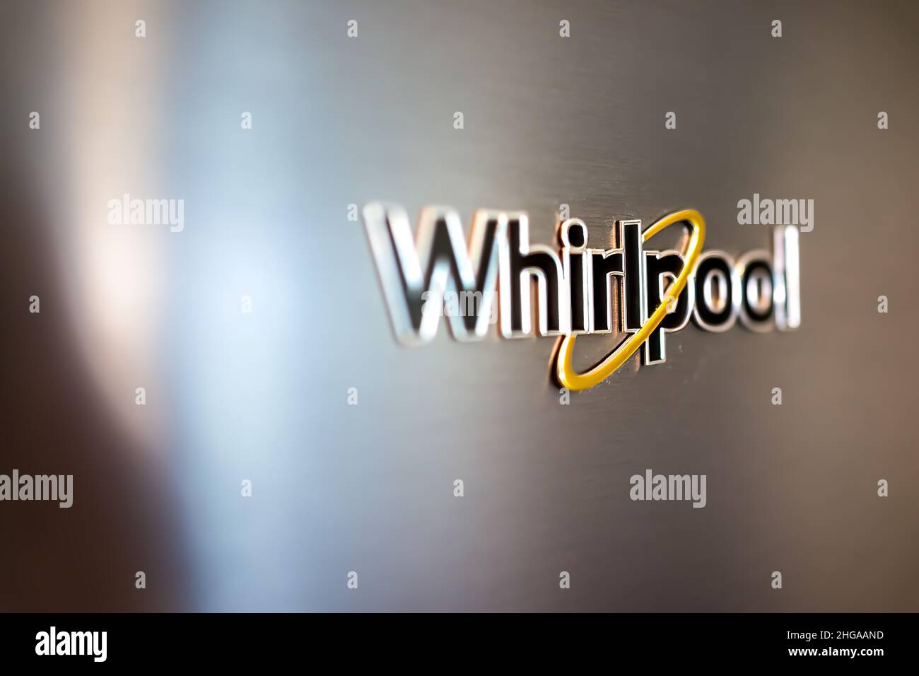 Napoli, USA - 8 agosto 2021: Macro primo piano di moderno frigorifero design di lusso porta frigorifero con marchio Whirpool American Company logo sign in cucina Foto Stock
