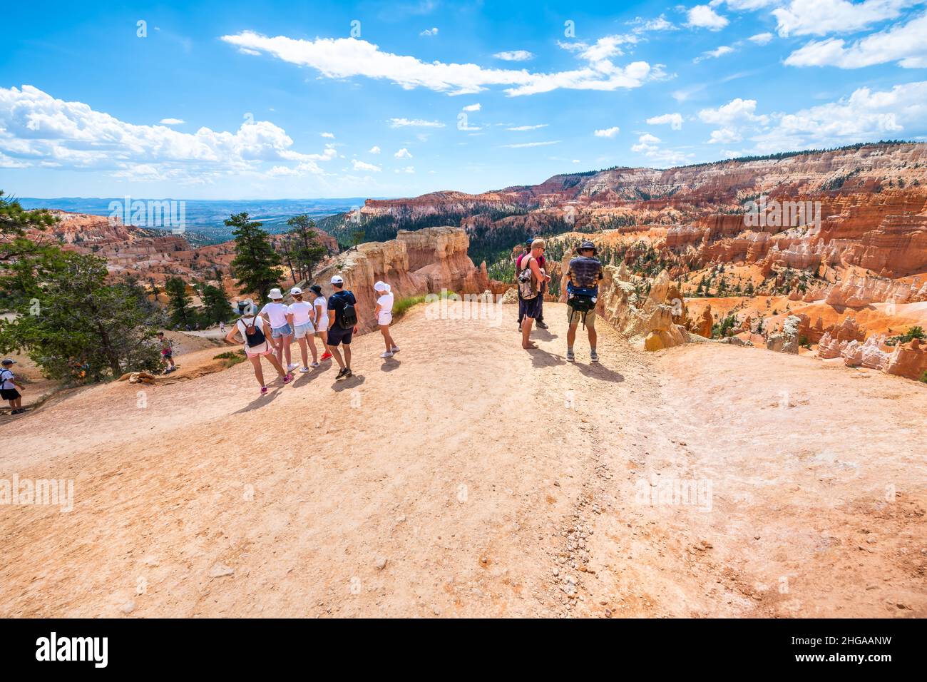 Bryce, USA - 2 agosto 2019: Persone Candid gruppo escursioni sul Queens Garden con il Navajo Loop Trail vicino Sunset Point al Bryce Canyon National Park in Foto Stock