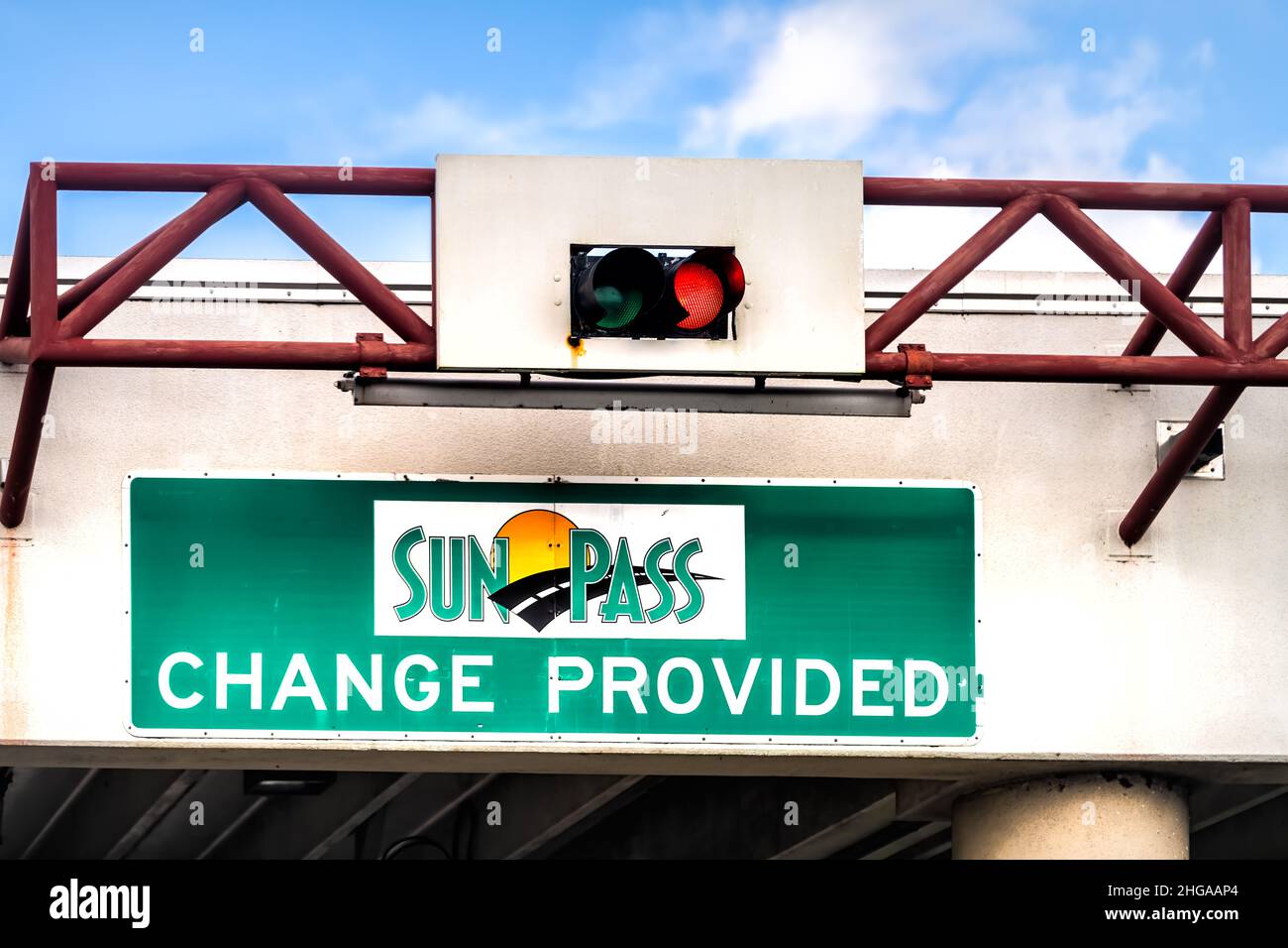 Miami, Stati Uniti d'America - 5 agosto 2021: Cartello verde per SunPass pedaggio Sun Pass cambiamento fornito testo con luce rossa sulla i-75 strada strada autostrada da Miami ft Lauder Foto Stock