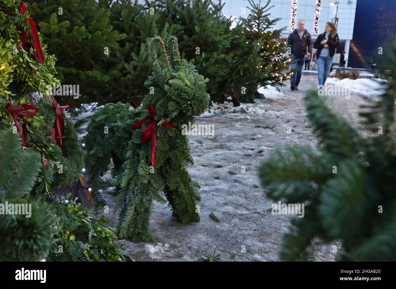 Vendita di alberi di Natale fuori Ikea durante il Venerdì pomeriggio a Linköping, Svezia. Foto Stock