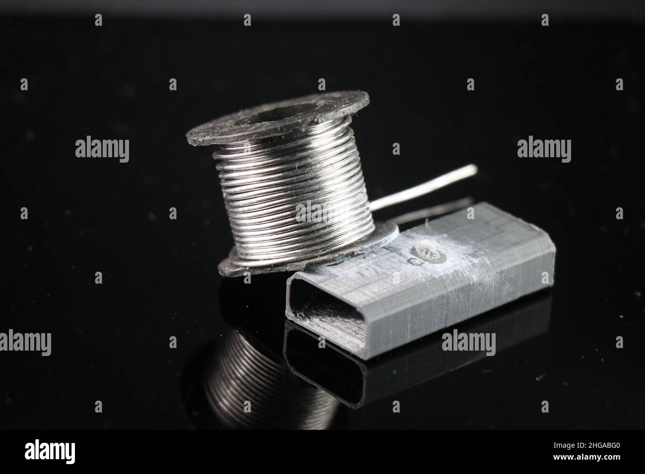 Filo di saldatura con base in plastica di supporto piccola che mostra il concetto di alcuni progetti elettronici Foto Stock