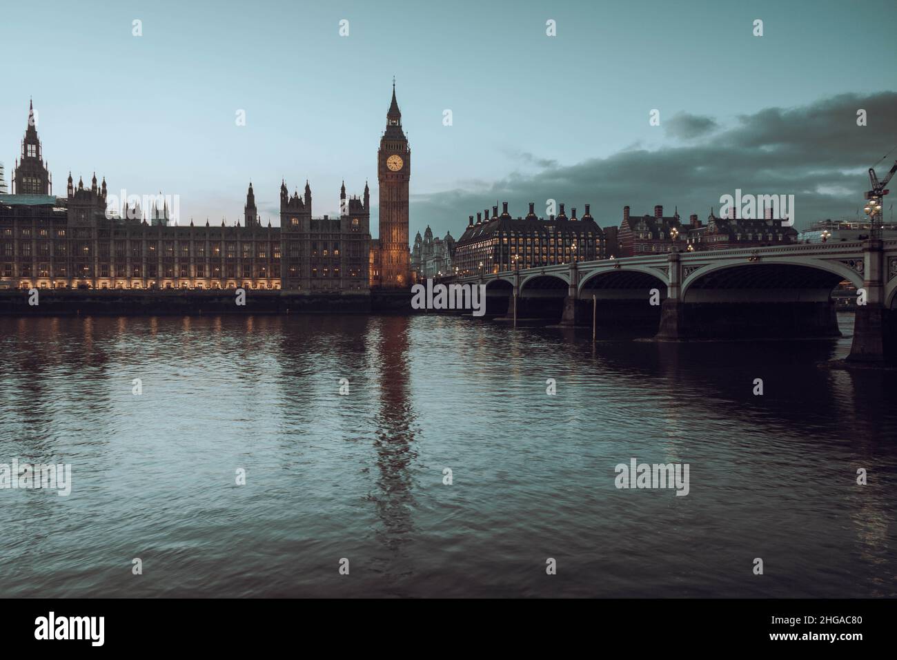 Il Palazzo di Westminster è il luogo d'incontro sia per la Camera dei Comuni che per la Camera dei Lord, le due case del Parlamento del Regno Unito Foto Stock