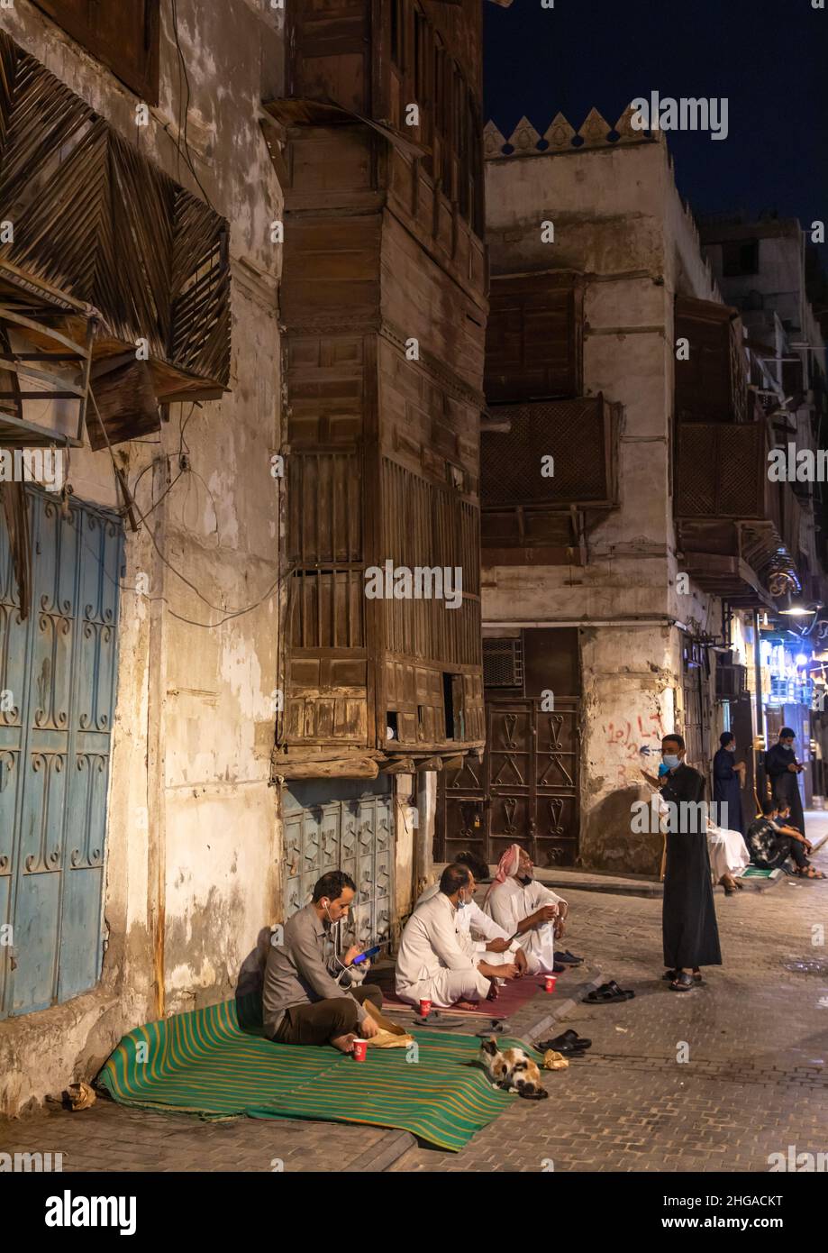 Uomini che pranzano per le strade del quartiere al-Balad, provincia della Mecca, Jeddah, Arabia Saudita Foto Stock