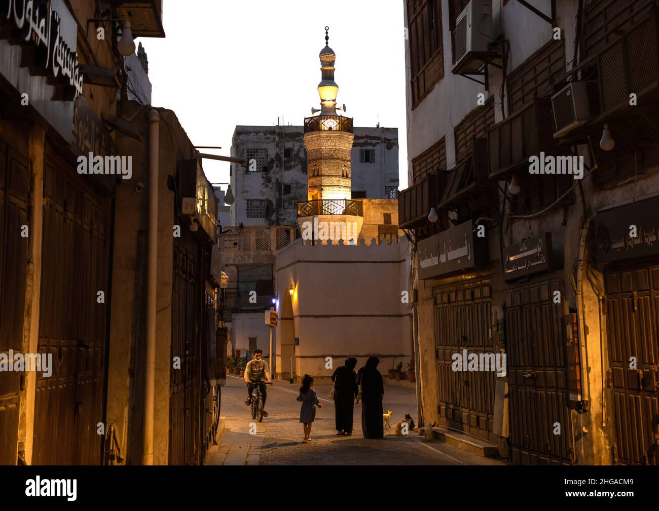 Vecchia casa con mashrabiya in legno e moschea nel quartiere al-Balad, provincia della Mecca, Jeddah, Arabia Saudita Foto Stock