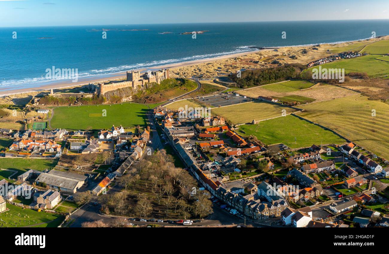 Vista aerea dal drone del Castello di Bambburgh e dal villaggio di Bambburgh, Northumberland, Inghilterra, Regno Unito Foto Stock
