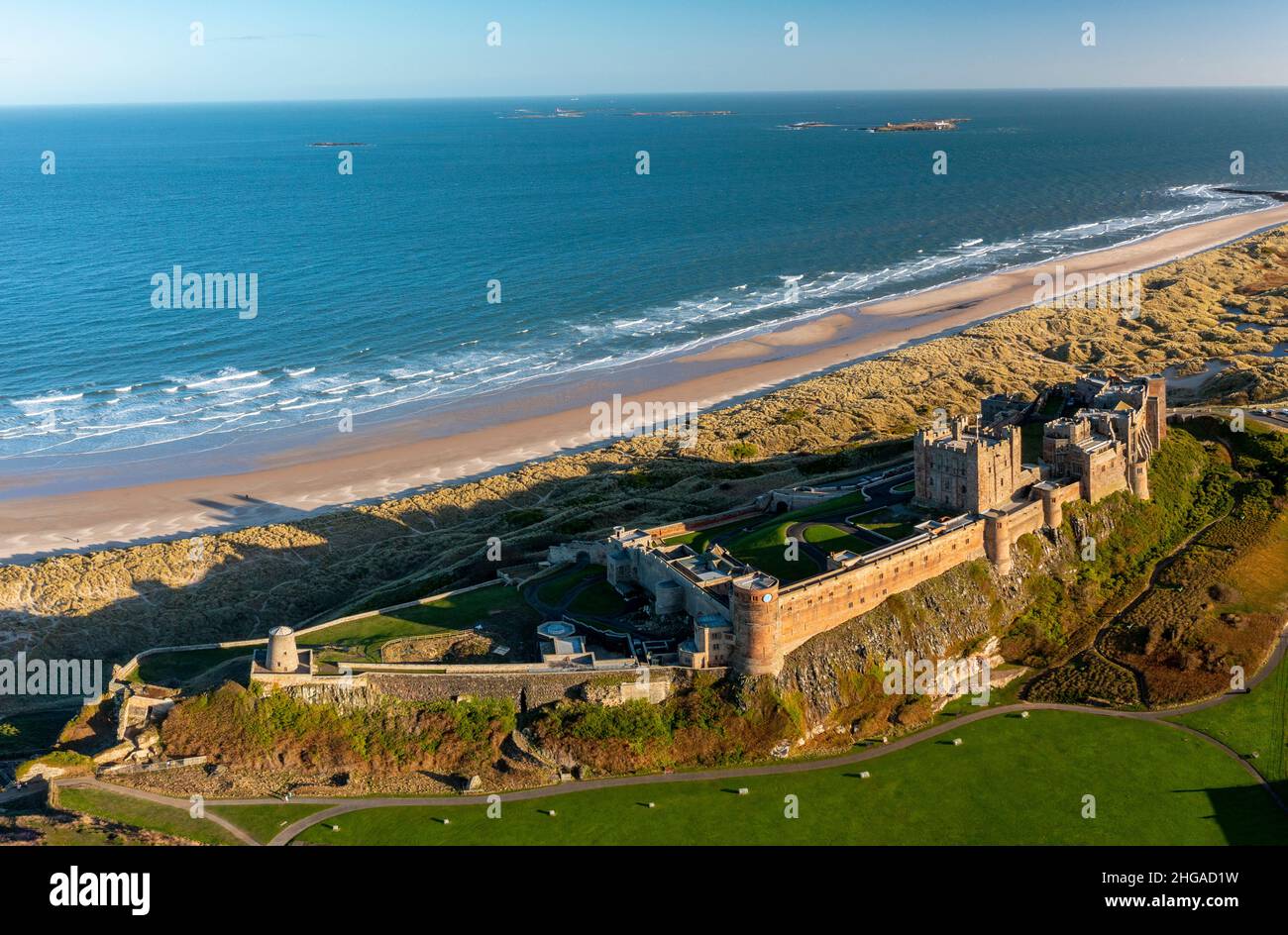 Vista aerea dal drone di Bambburgh Castle, Bambburgh, Northumberland, Inghilterra, Regno Unito Foto Stock