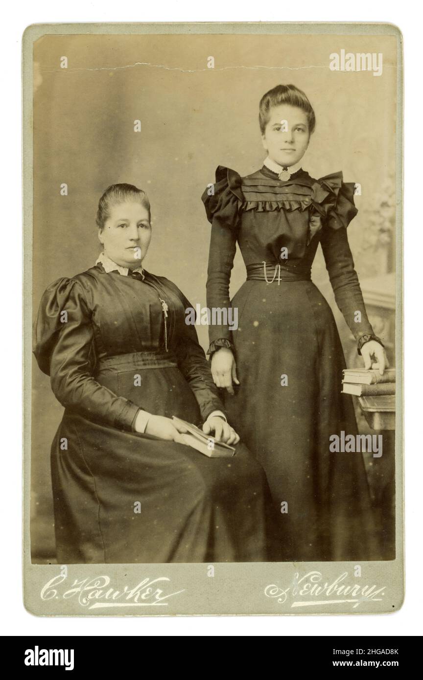 Donne vittoriane anni '1890 Fotografia originale di uno studio di gabinetto vittoriano ritratto di madre e figlia, che indossano croci cristiane, abiti con le gonne, "gamba di maniche di montone", dallo studio di C. Hawker del 84 Northbrook St., Newbury, circa 1895 Foto Stock