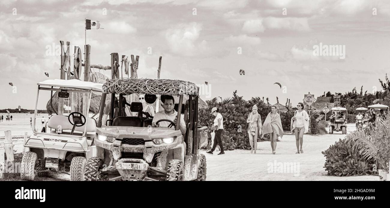 Holbox Messico 22. Dicembre 2021 immagine in bianco e nero di un golf cart buggy auto sta guidando vicino alla spiaggia e Sandbank sull'isola di Holbox Messico. Foto Stock