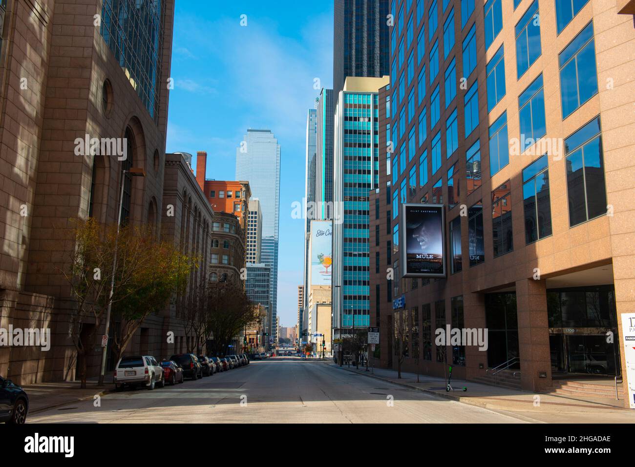 Elm Street moderna vista della città a North St. Paul Street con Bank of America Plaza edificio al 901 Main Street nel centro di Dallas, Texas TX, Stati Uniti. Foto Stock