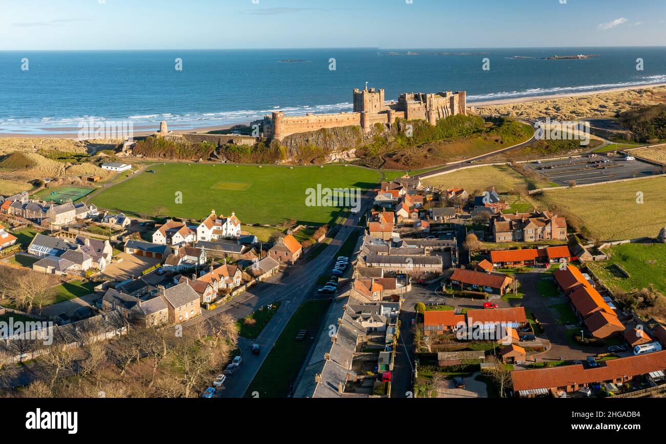 Vista aerea dal drone del Castello di Bambburgh e dal villaggio di Bambburgh, Northumberland, Inghilterra, Regno Unito Foto Stock