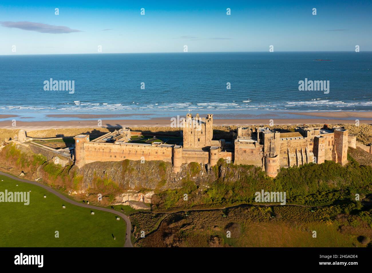 Vista aerea dal drone di Bambburgh Castle, Bambburgh, Northumberland, Inghilterra, Regno Unito Foto Stock