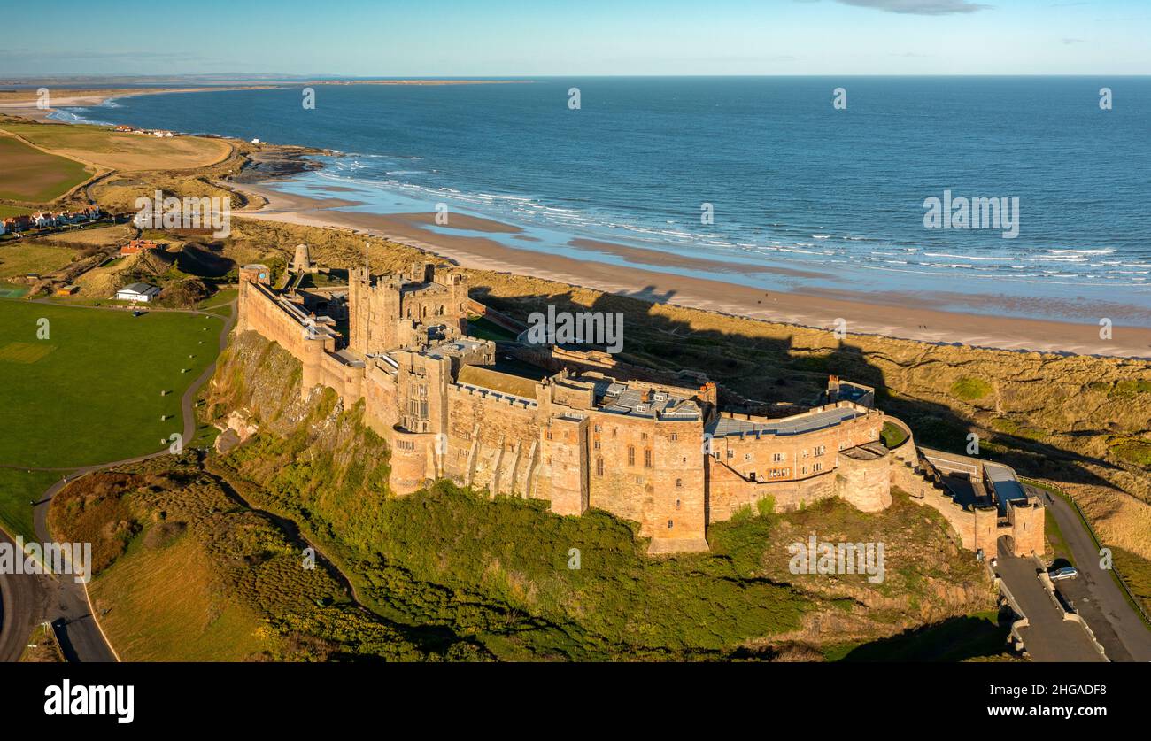 Vista aerea dal drone di Bambburgh Castle, Bambburgh, Northumberland, Inghilterra, Regno Unito Foto Stock