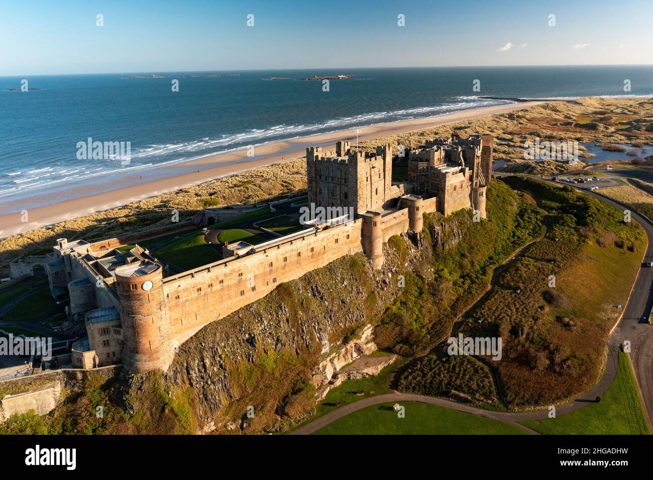 Vista aerea dal drone di Bambburgh Castle, Bambburgh, Northumberland, Inghilterra, Regno Unito Foto Stock