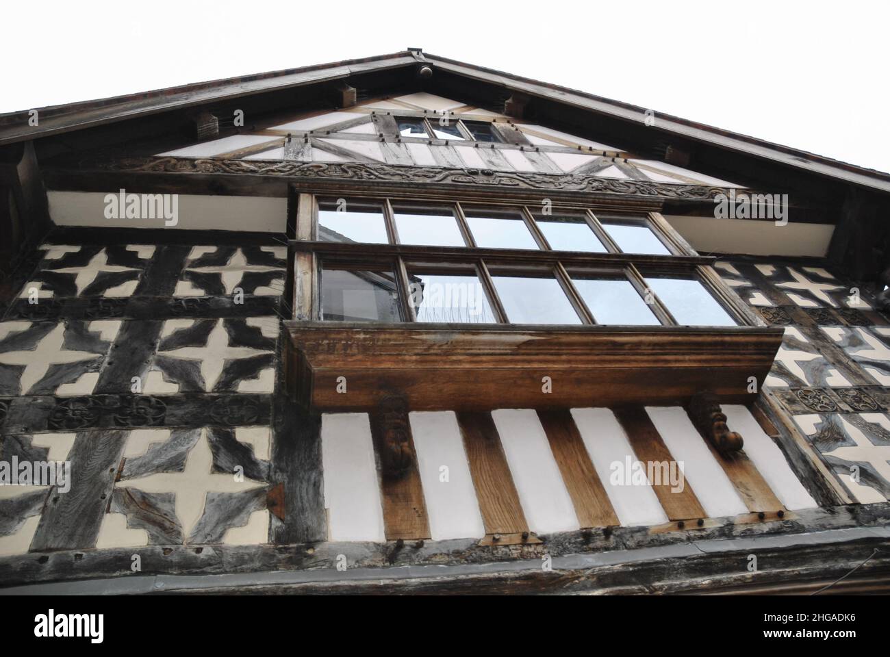 Un edificio medievale a Shrewsbury che mostra intricati quadri di legno Foto Stock