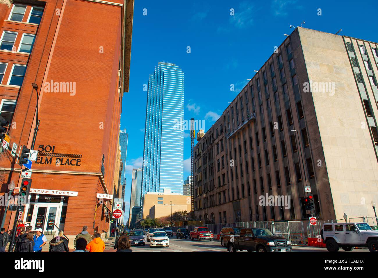 Elm Street moderna vista della città a Houston Street con Bank of America Plaza edificio al 901 Main Street nel centro di Dallas, Texas TX, USA. Foto Stock