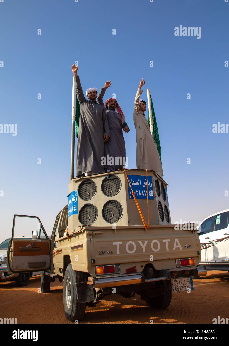 Gli uomini sauditi ballano su un'auto durante il King Abdul Aziz Camel Festival, provincia di Riyadh, Rimah, Arabia Saudita Foto Stock