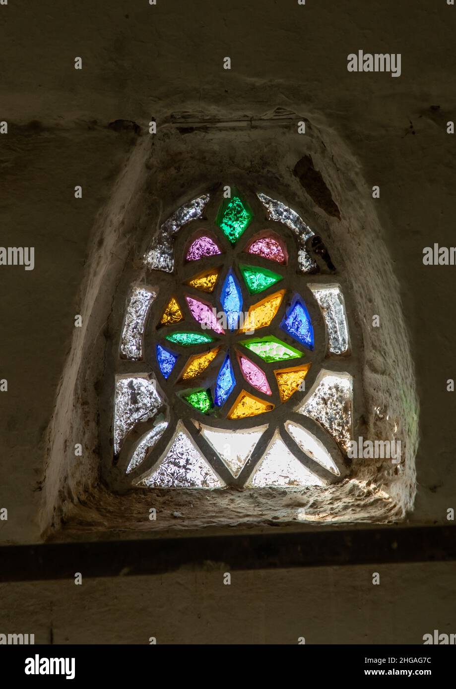 Finestra di vetro di una vecchia casa di fango tradizionale, provincia di Najran, Najran, Arabia Saudita Foto Stock