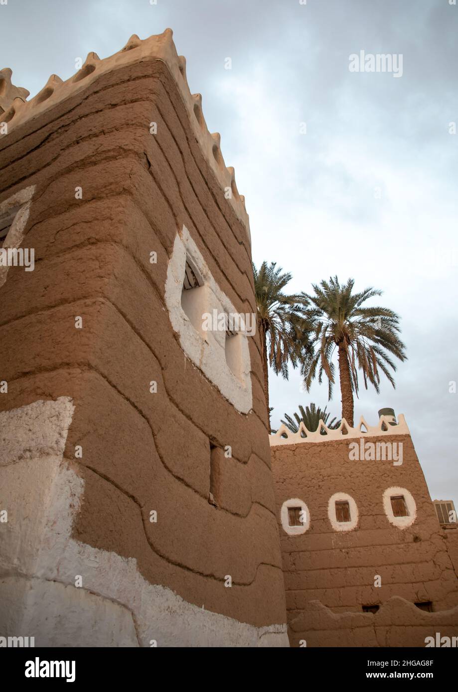 Tradizionale fanghouse con palme, provincia di Najran, Najran, Arabia Saudita Foto Stock