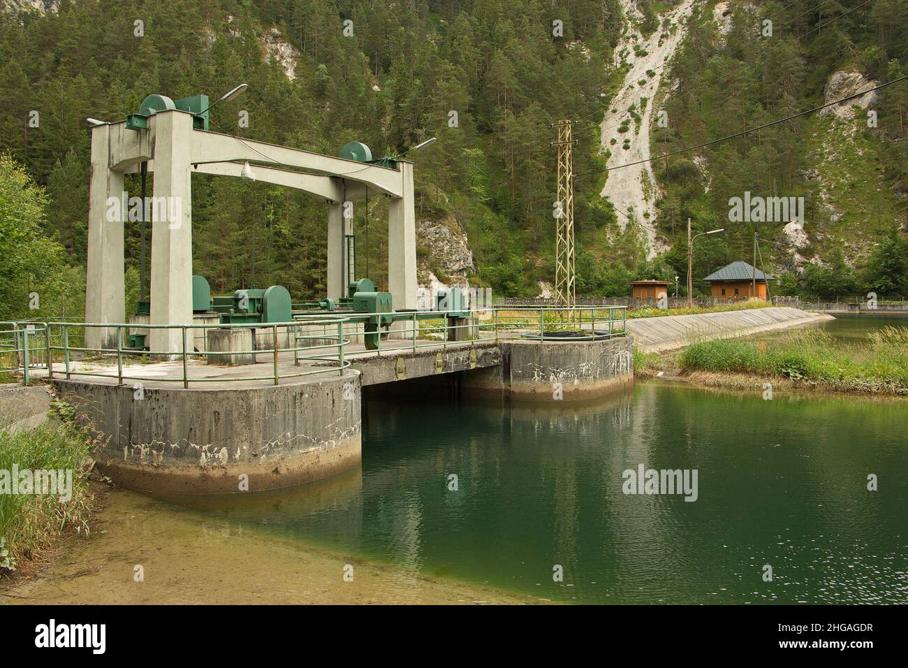 Diga di Sluice sul serbatoio d'acqua Stierwaschboden sul fiume Erlauf in Oetschergraben vicino al Oetscher in Austria,Europa Foto Stock