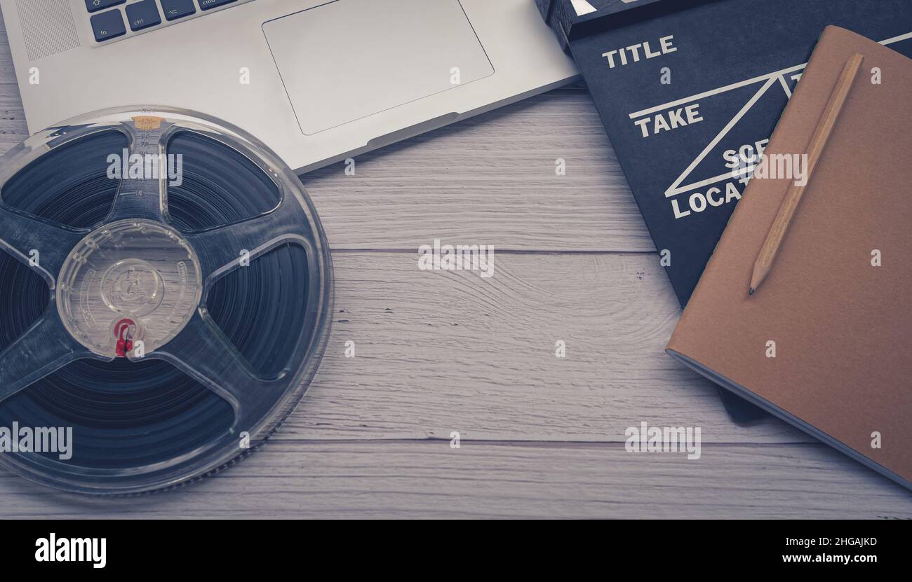 Primo piano di un tabellone vintage con laptop e filmstrip. Foto Stock