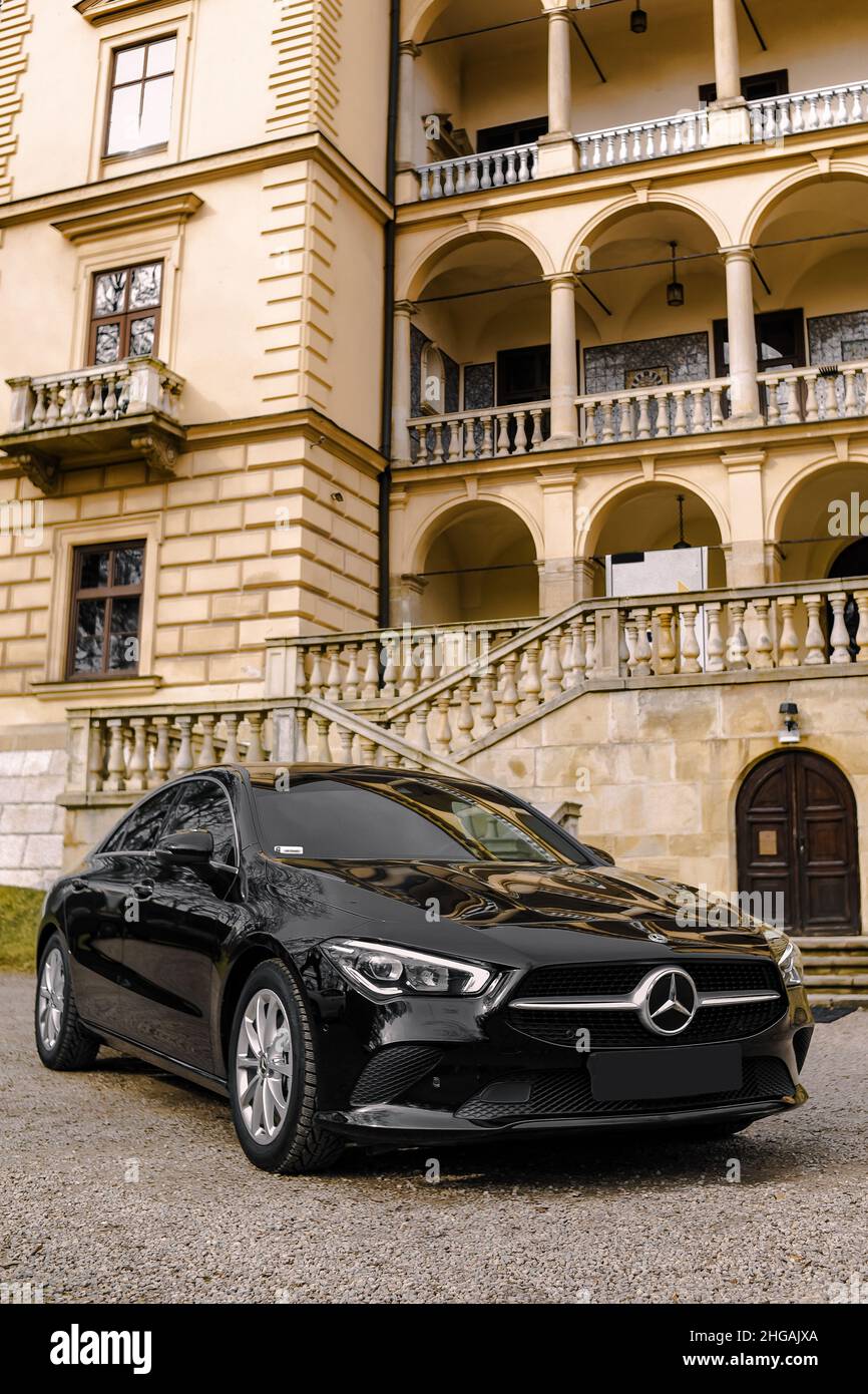 Una bella foto di una Mercedes nera su una strada della città. Macchina  lussuosa e costosa. Trasporto. Marque marsedez bens. Cracovia. Polonia  04/03/2021 Foto stock - Alamy