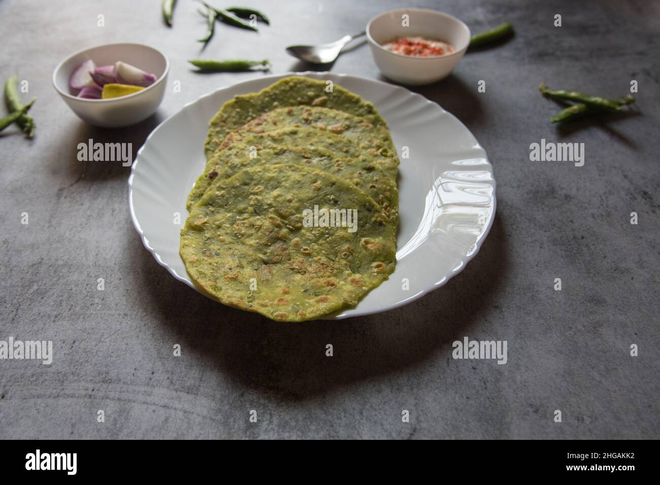 Vengono serviti piselli verdi ripieni di pane piatto indiano o matar ka paratha. Primo piano. Foto Stock