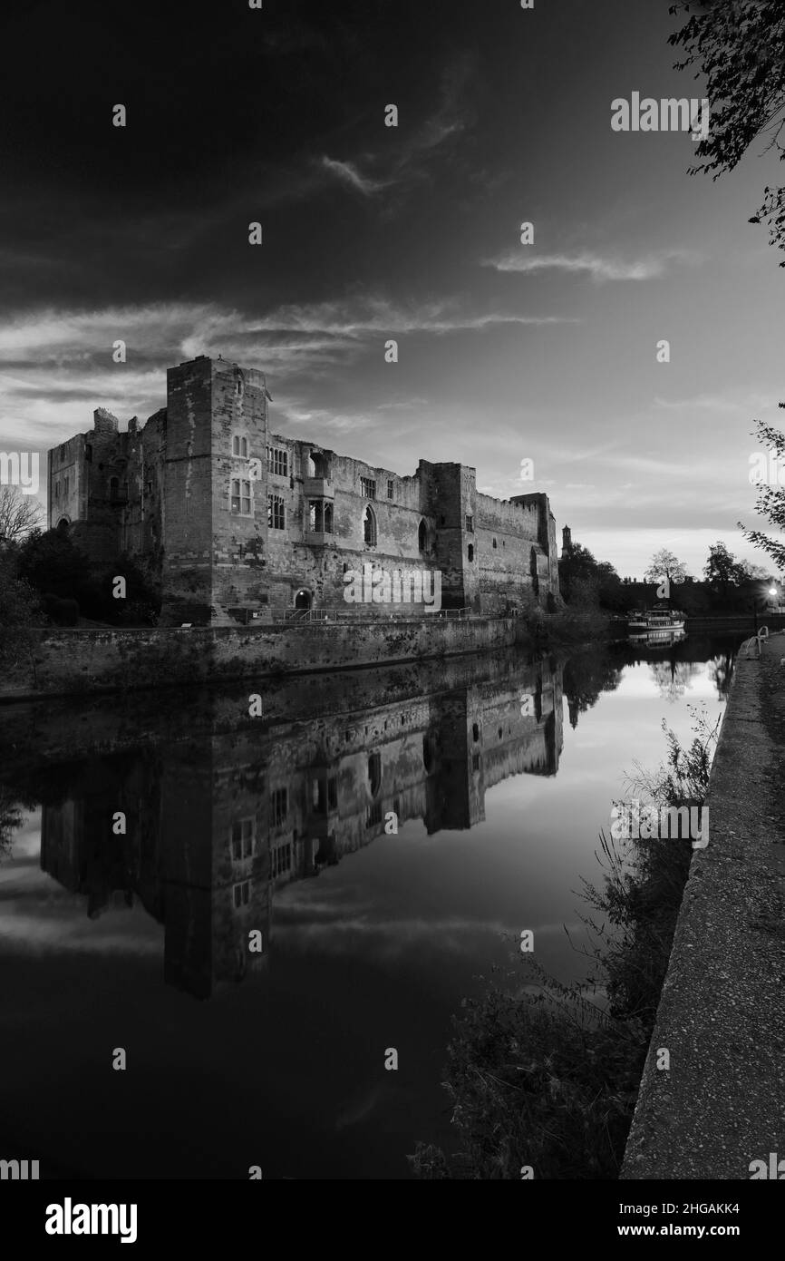 Tramonto sulle rovine di Newark Castle, fiume Trent, Newark sulla città di Trent, Nottinghamshire, Inghilterra, Regno Unito Foto Stock