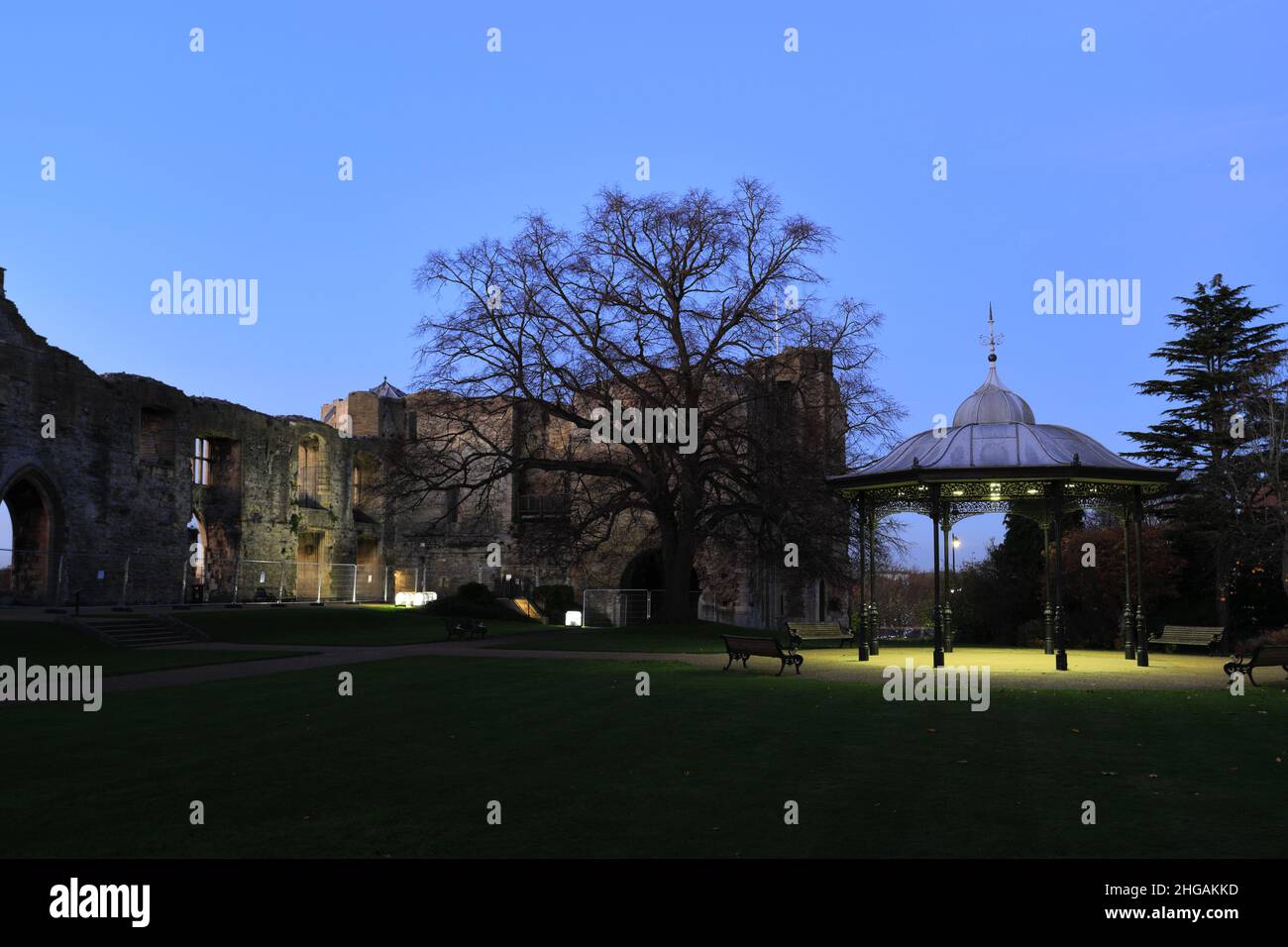 All'imbrunire, al Newark Castle, al River Trent, a Newark, nella città di Trent, Nottinghamshire, Inghilterra, Regno Unito Foto Stock