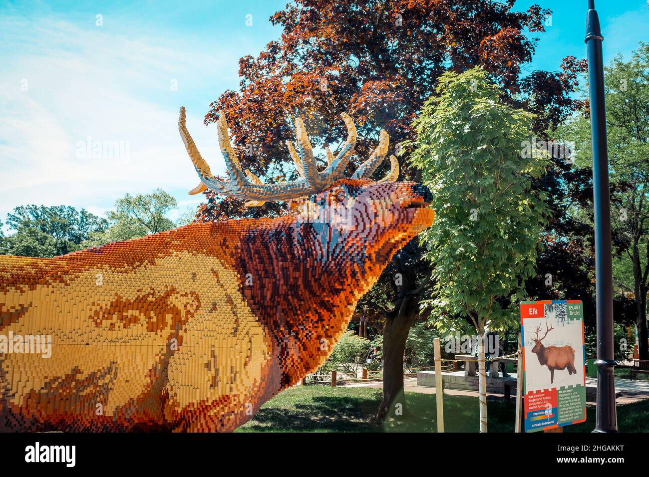 Statua di mattone giocattolo di un alce allo zoo Foto Stock