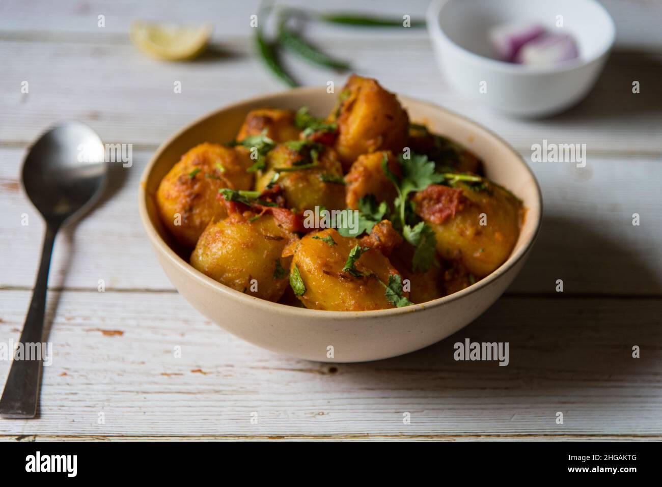 Popolare alimento indiano dum aloo o salsa di masala di patate in una ciotola. Primo piano, messa a fuoco selettiva. Foto Stock