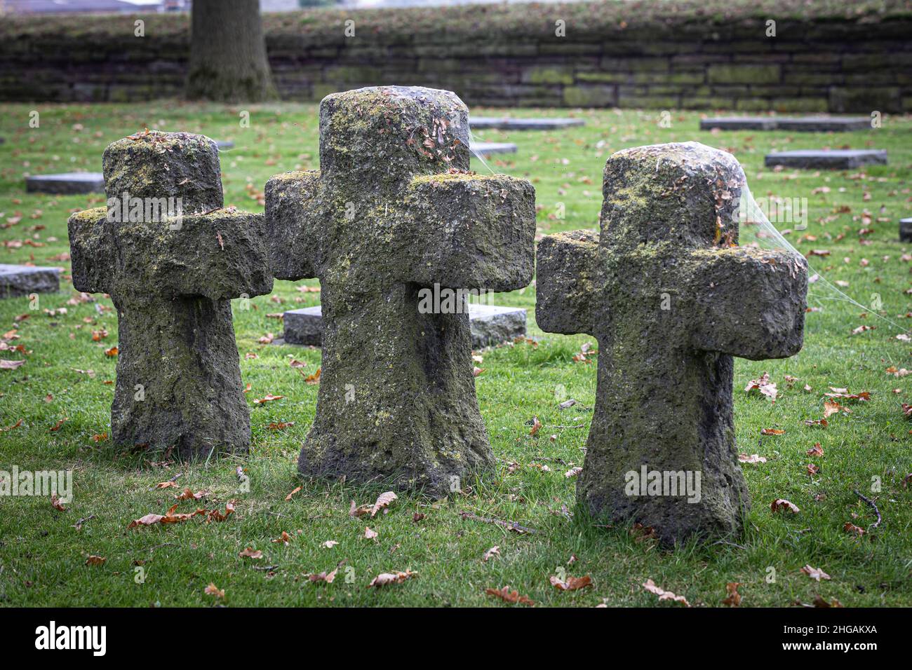 I ciottoli giacciono su croci di pietra presso il cimitero militare tedesco Langemarck a Langemark-Poelkapelle nelle Fiandre, Belgio. Foto Stock