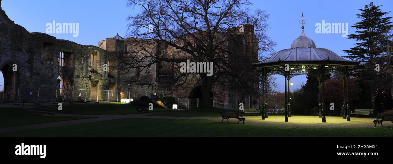 All'imbrunire, al Newark Castle, al River Trent, a Newark, nella città di Trent, Nottinghamshire, Inghilterra, Regno Unito Foto Stock
