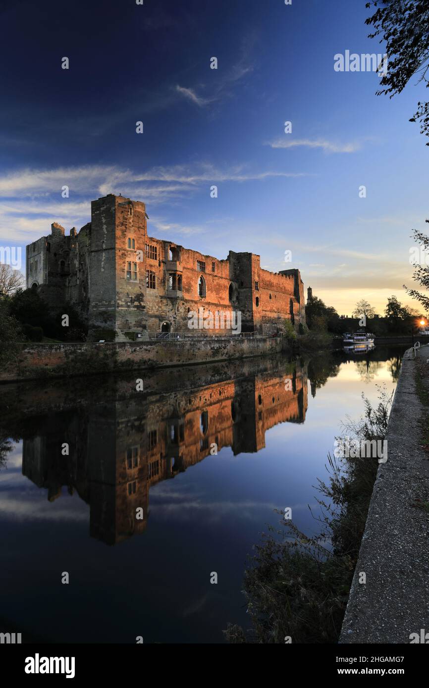 Tramonto sulle rovine di Newark Castle, fiume Trent, Newark sulla città di Trent, Nottinghamshire, Inghilterra, Regno Unito Foto Stock