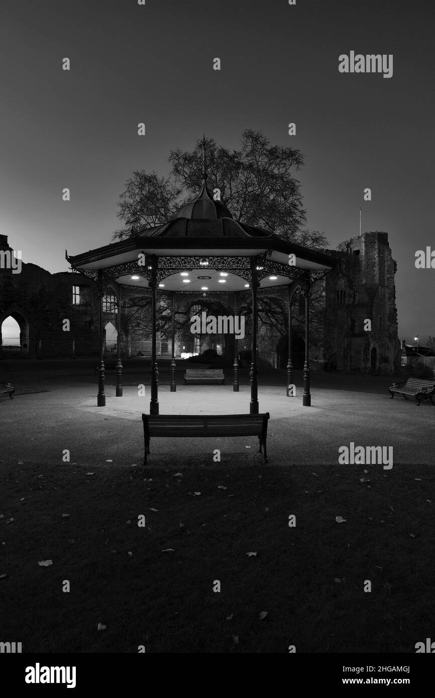 All'imbrunire, al Newark Castle, al River Trent, a Newark, nella città di Trent, Nottinghamshire, Inghilterra, Regno Unito Foto Stock