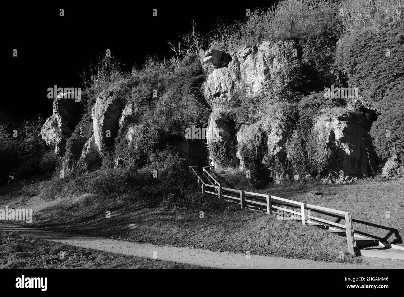 Vista del pin Hole Ice Age Cave a Creswell Crags Prehistoric Gorge, Nottinghamshire, Inghilterra, Gran Bretagna, Regno Unito Foto Stock