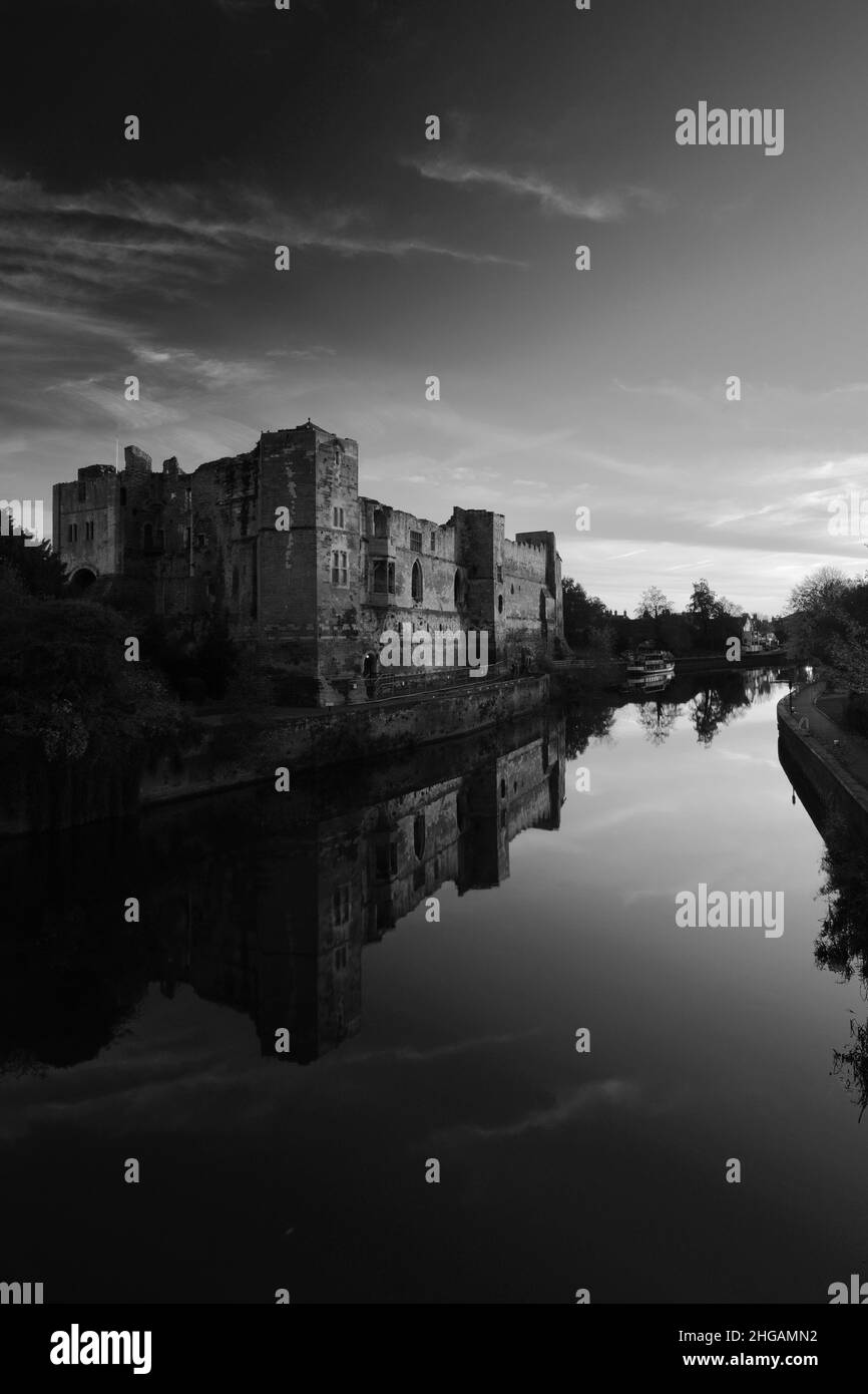 Tramonto sulle rovine di Newark Castle, fiume Trent, Newark sulla città di Trent, Nottinghamshire, Inghilterra, Regno Unito Foto Stock