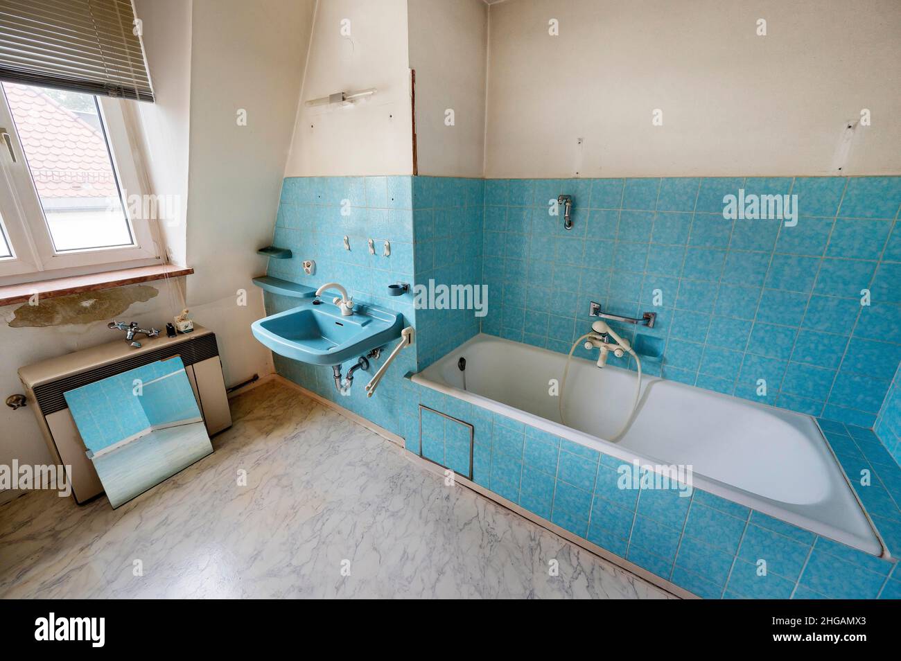 Bagno vuoto in vecchio edificio appartamento a Monaco, Baviera, Germania Foto Stock