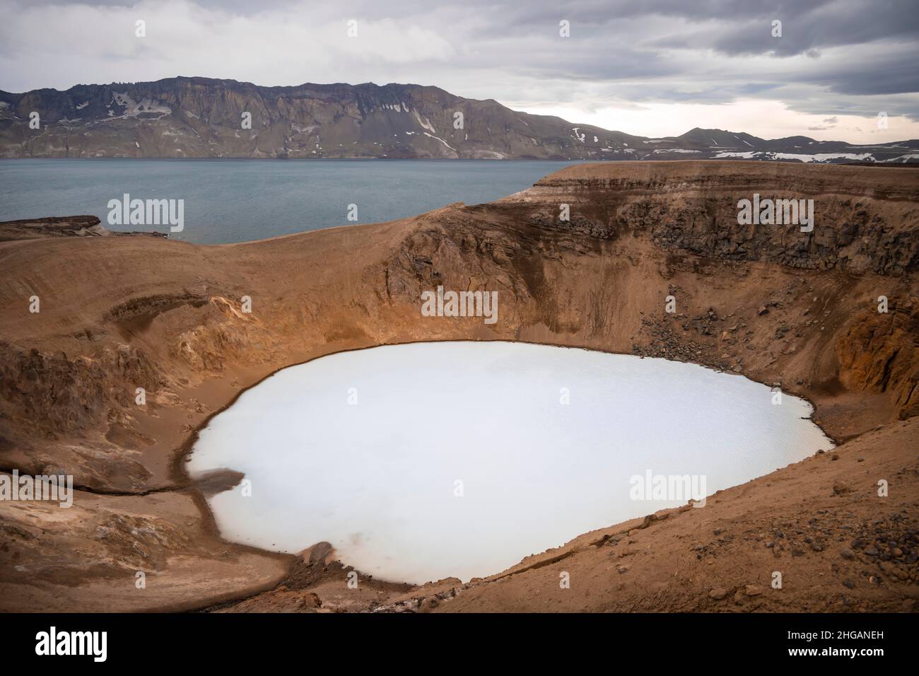 Lago di viti e Oeskjuvatn nel cratere del vulcano Askja, massiccio di montagna Dyngjufjoell, Islanda Foto Stock