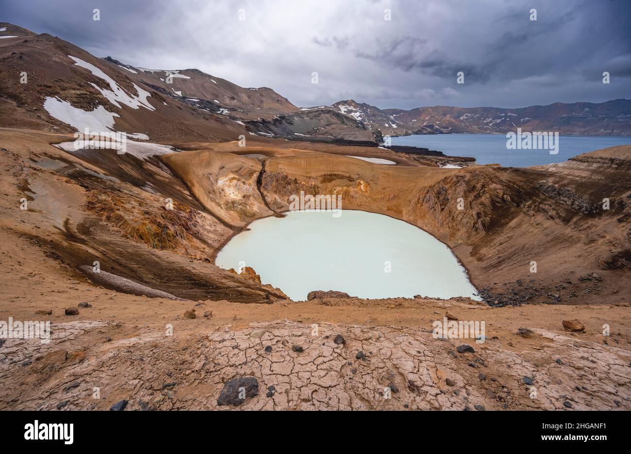 Lago di viti e Oeskjuvatn nel cratere del vulcano Askja, massiccio di montagna Dyngjufjoell, Islanda Foto Stock