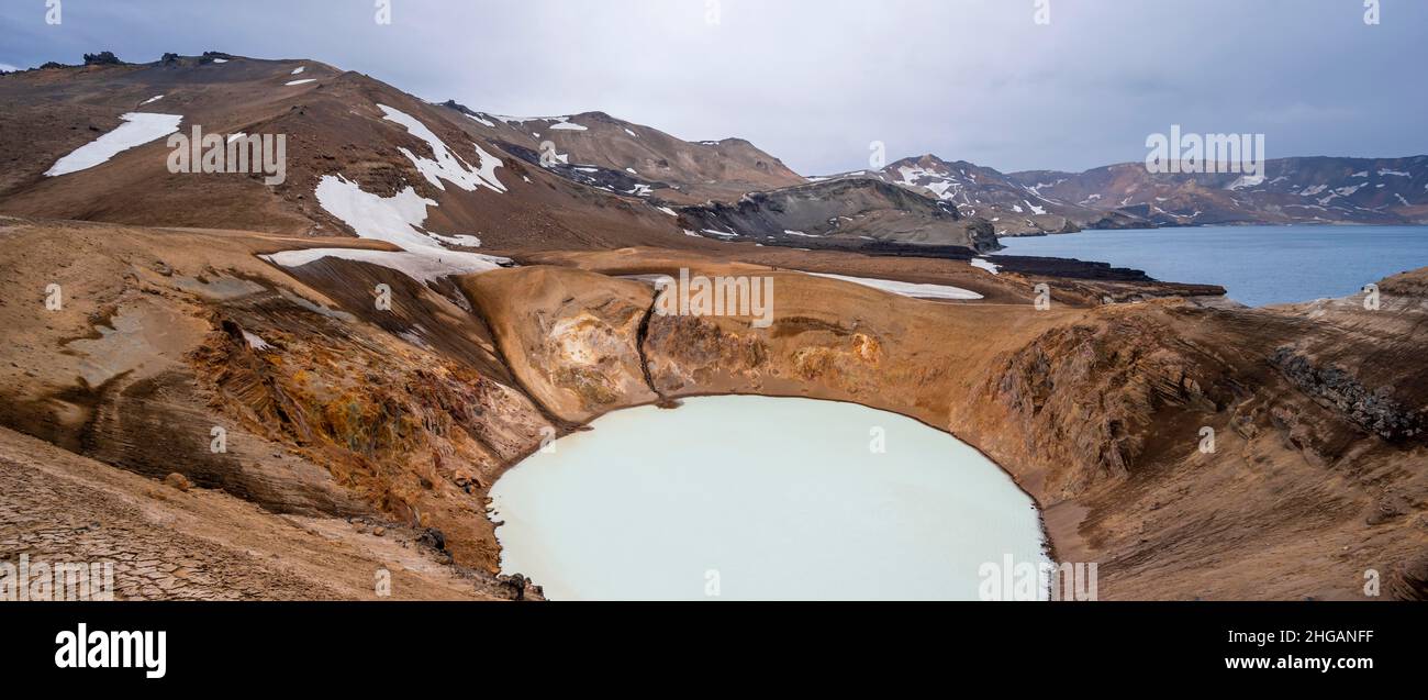 Lago di viti e Oeskjuvatn nel cratere del vulcano Askja, massiccio di montagna Dyngjufjoell, Islanda Foto Stock