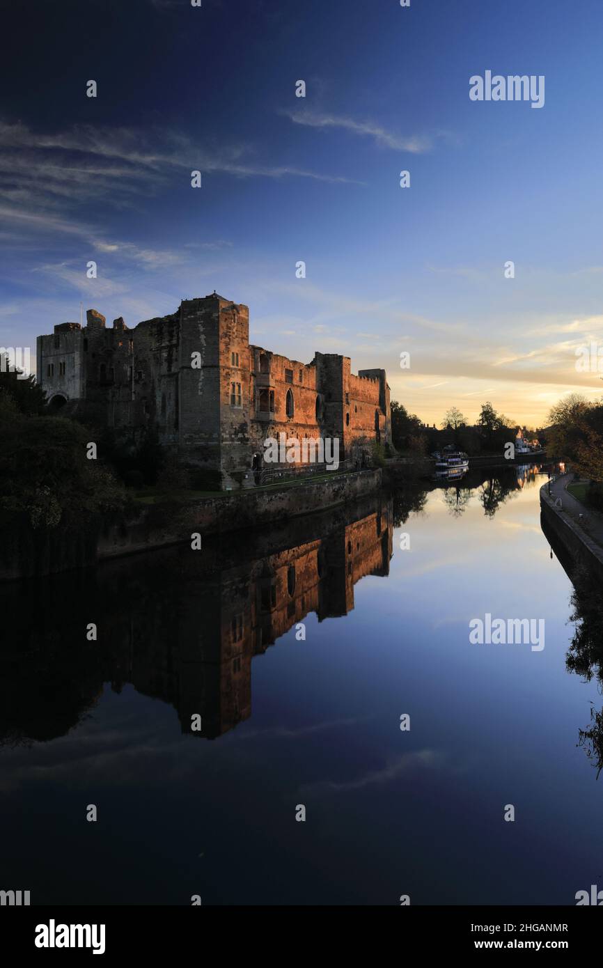 Tramonto sulle rovine di Newark Castle, fiume Trent, Newark sulla città di Trent, Nottinghamshire, Inghilterra, Regno Unito Foto Stock